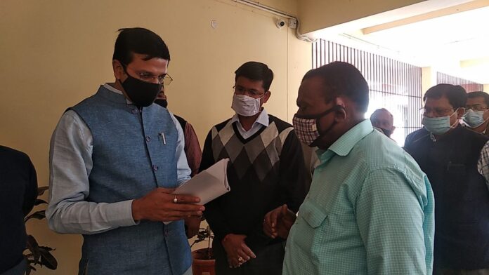 During the investigation in the Block and Circle Office, the Deputy Commissioner (Ranchi) gave instructions to the officers - to solve the complaints quickly.