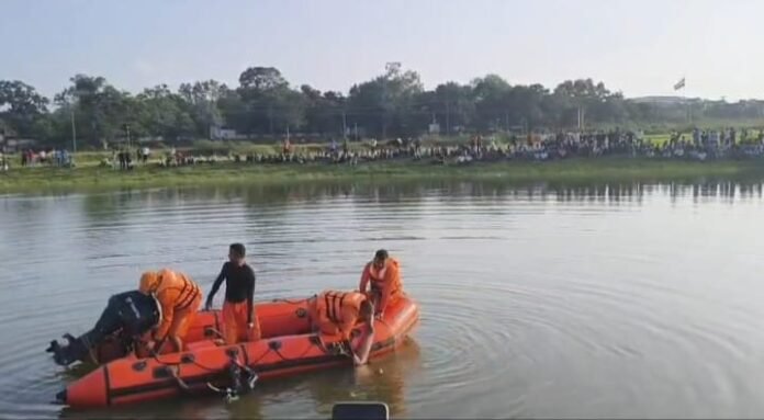 एनडीआरएफ की टीम रांची के हुंडरू तालाब में बचाव और तलाशी अभियान चलाते हुए।