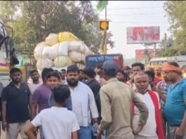 फुसरो में अतिक्रमण पर चला बुलडोजर, विरोध में सड़क पर उतरे लोग; सीओ को घेरा, सड़क जाम से बढ़ा तनाव