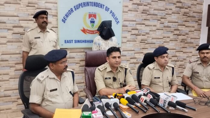 जमशेदपुर में देसी कट्टा और जिंदा कारतूस के साथ गिरफ्तार अनुप चक्रवर्ती पुलिस हिरासत में।