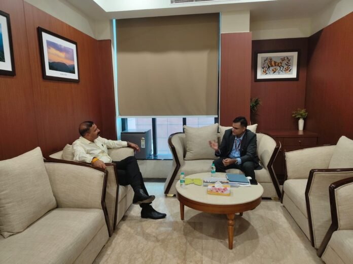 झारखंड भवन में रेजिडेंट कमिश्नर अरवा राजकमल और गृह मंत्रालय के मुख्य सुरक्षा अधिकारी के बीच बैठक।