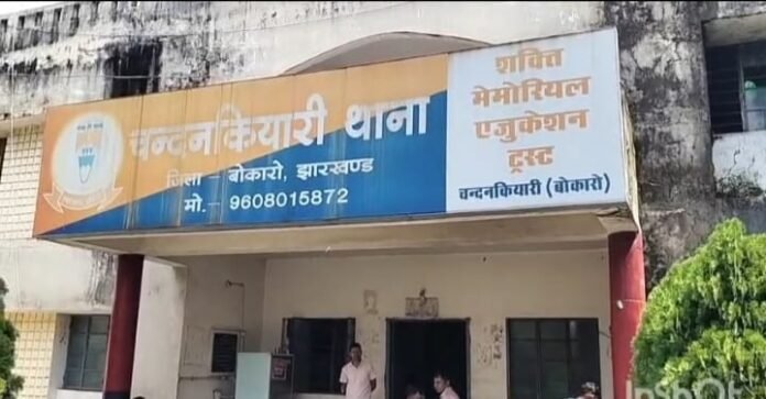 चंदनकियारी में साइबर ठगी के शिकार व्यक्ति का बैंक पासबुक और मोबाइल दिखाता हुआ प्रतीक प्रतीकात्मक चित्र