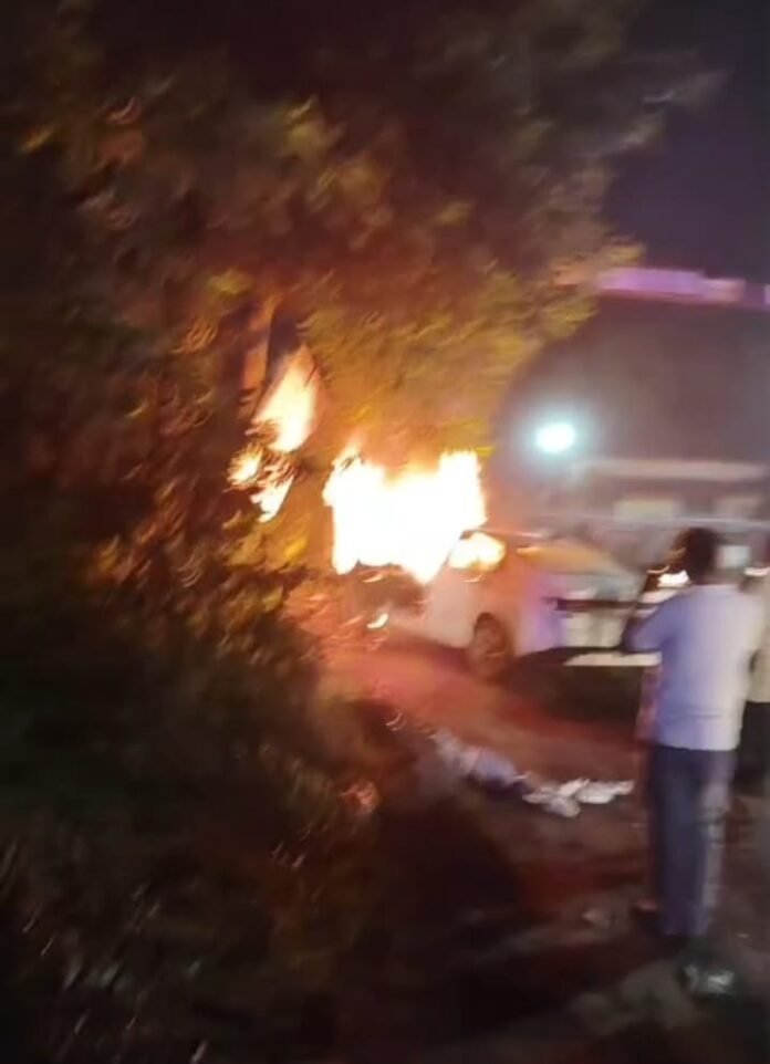 कतरास में रेलवे फाटक के हाइट गेट से टकराने के बाद जलकर खाक हुई हुंडई कार।