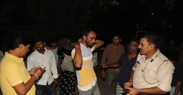 जमशेदपुर के ओल्ड बाराद्वारी इलाके में गोलीबारी की घटना के बाद अस्पताल में इलाजरत घायल युवक।