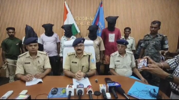 देवघर में ब्राउन शुगर के साथ गिरफ्तार किए गए पांच आरोपी पुलिस हिरासत में।