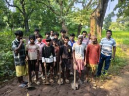 सरायकेला : विकास से कोसों दूर खुदियाडीह, पंचायत फंड की सड़क वापस हुई तो ग्रामीणों ने चंदा कर बना दी 350 फीट सड़क