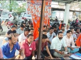 ACB कार्रवाई के विरोध में सरायकेला में कर्मचारियों का प्रदर्शन, 17 अक्टूबर तक काला बिल्ला लगाकर करेंगे काम