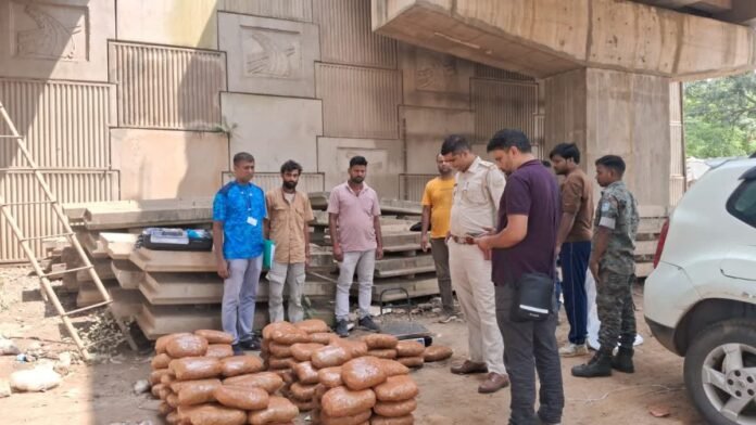 एनसीबी और पुलिस द्वारा रांची में छापेमारी के दौरान बरामद 97 किलो गांजा और पकड़े गए तस्कर।